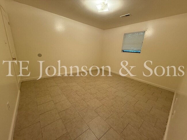 Building Photo - Comfortable 2 Bedroom Living with All Utilities Included on Oakcroft