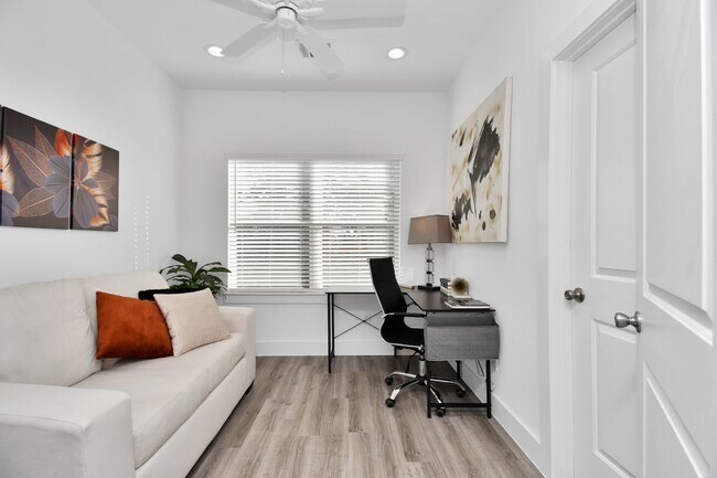 Building Photo - 2008 Laverne Holw Ln