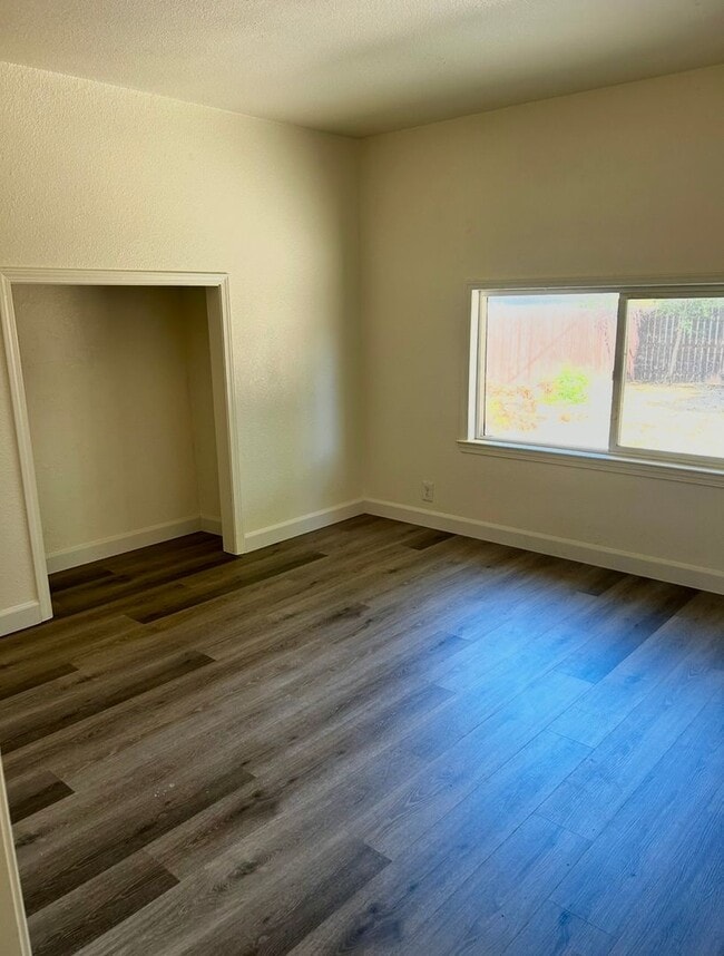 Building Photo - 824 N Farris Ave