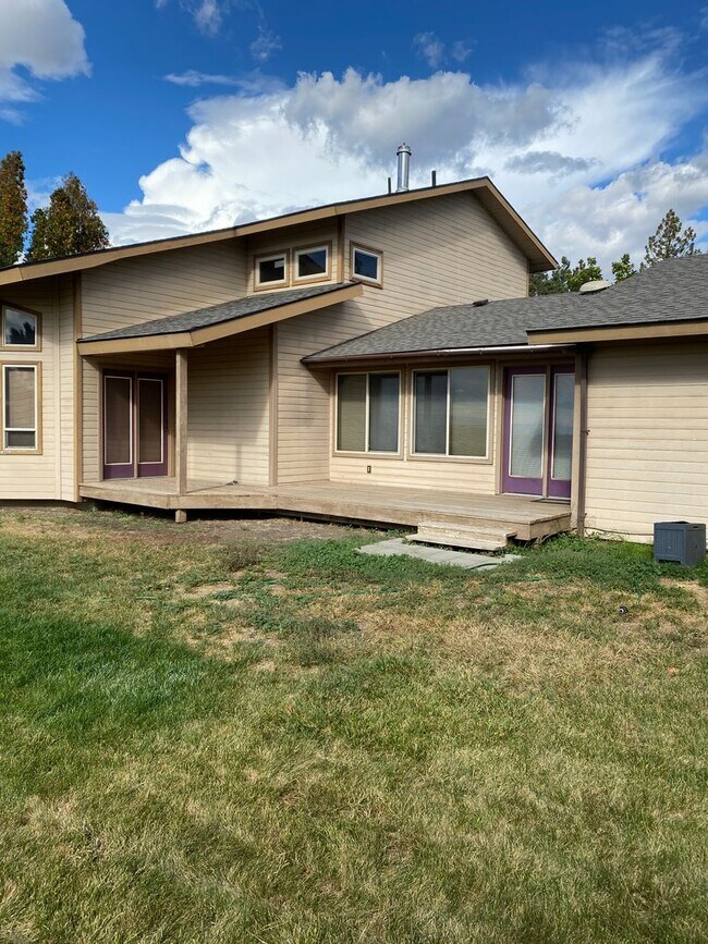 Building Photo - Large Home for Rent on Airway Dr, Beautiful Backyard Views!