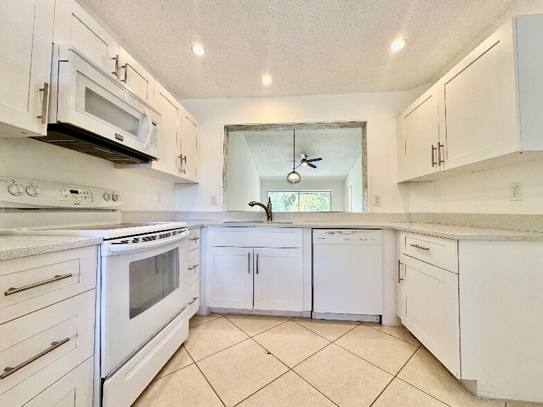 Building Photo - 709 Landover Cir