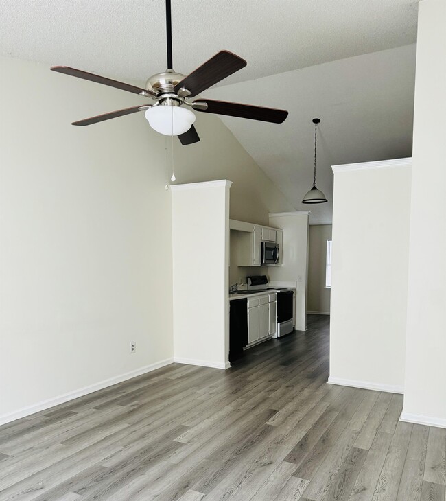 Building Photo - 2607 Bluff View Dr