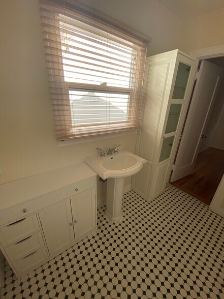 Bathroom3 - 1057 E Main St