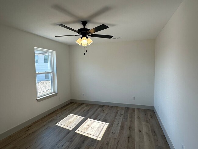 Building Photo - NEW CONSTRUCTION 5 Bed 3 Bath w/ Walk Out ...