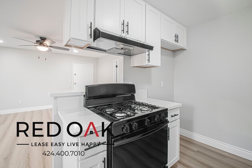 Building Photo - 821 N Wilcox Ave