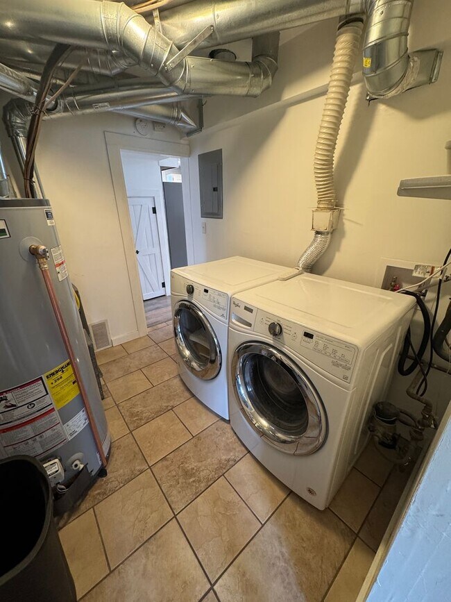 Building Photo - Gorgeous 4-Bedroom Home with Expansive Landscaped Yard & Off-Street Parking – Fully Furnished!