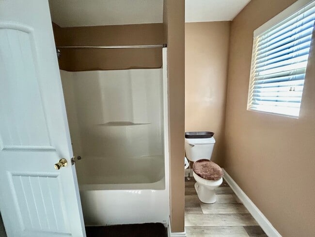 Building Photo - Large 4 Bed, 2.5 bath in Lexington!