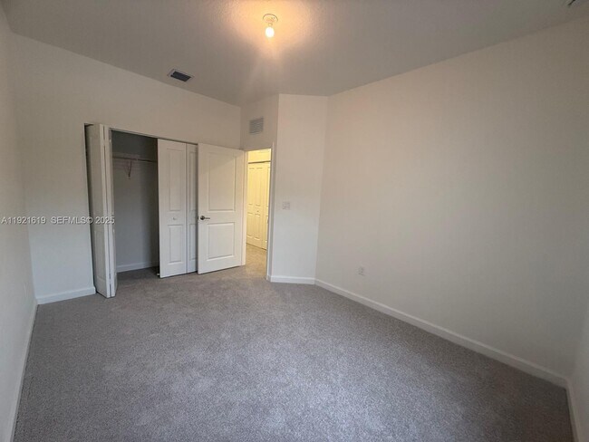 Building Photo - 2746 SE 24th Terrace