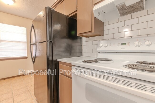 Building Photo - 516 N Ponca Ave