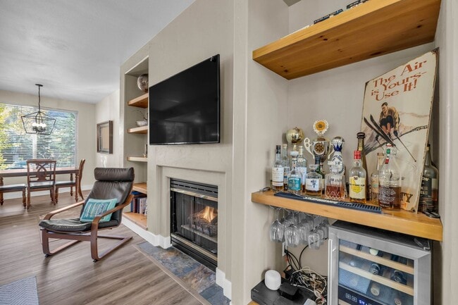 Building Photo - 2 Bed Pinecreek Condo with garage