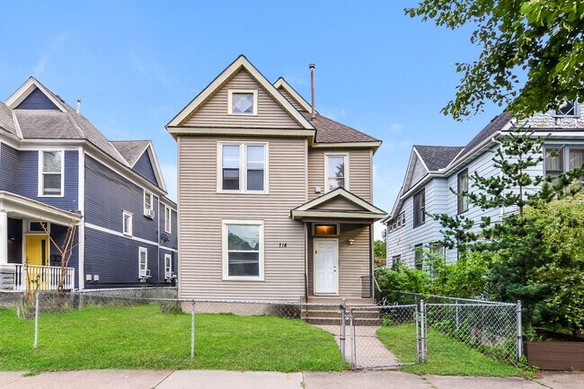 Building Photo - 718 24th Ave NE