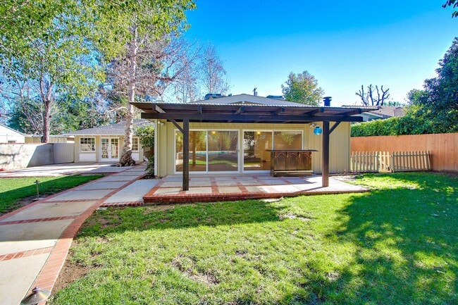 Building Photo - ENTERTAINER'S DELIGHT! GATED ESTATE IN SOUGHT AFTER COLLEGE ACRES!