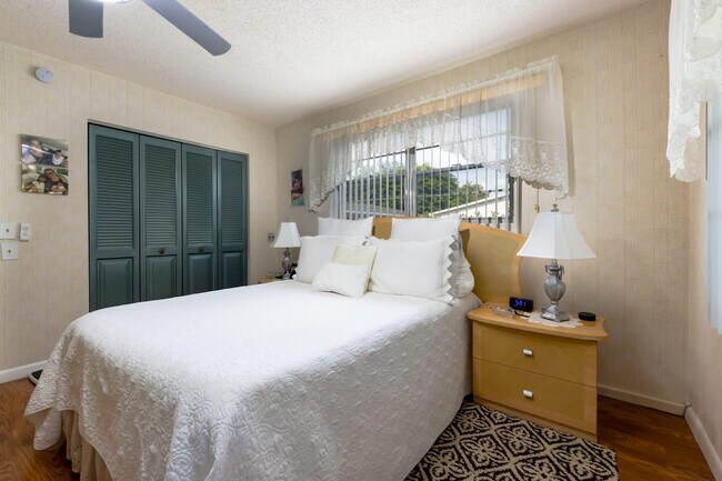 Building Photo - 369 Tilford Q