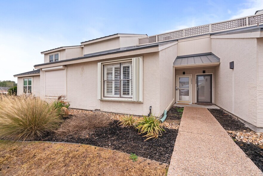 Building Photo - 1902 Bayhouse Dr