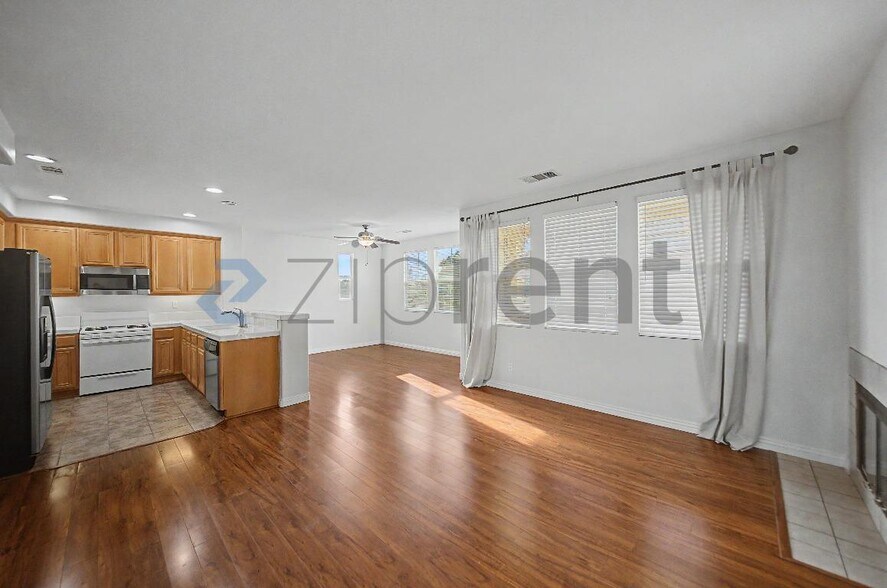 Building Photo - Unit 2