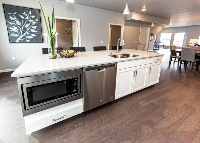 Building Photo - Luxury Executive Westside Townhouse with E...