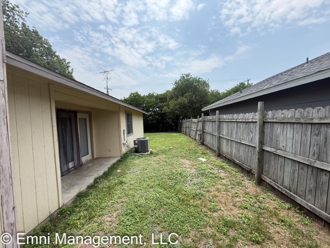Building Photo - 2304 Silverhill Dr