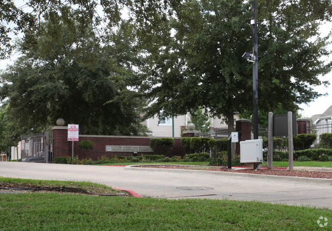 Building Photo - Historic Oaks of Allen Parkway