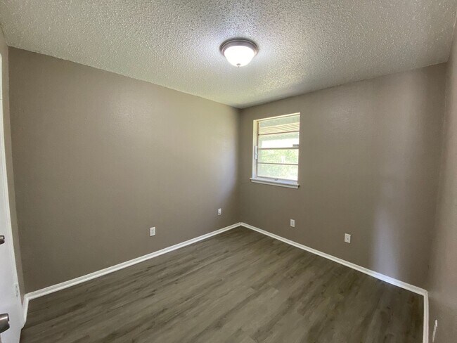 Building Photo - Charming 5 Bedroom House