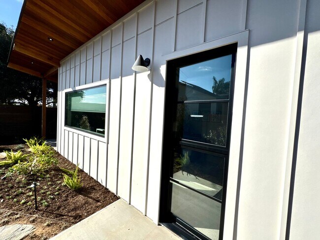 Building Photo - 1910 Raymond Ln