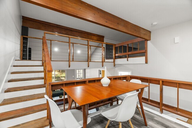 Building Photo - 2 or 3 Bedroom Renovated Mid-Town Charmer