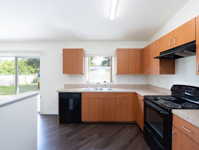 Building Photo - "Freshly Painted 3-Bed  with 2 Baths Home ...