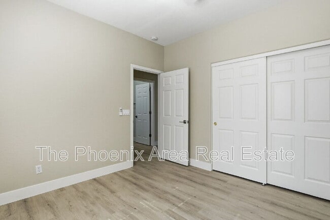 Building Photo - 554 E San Carlos Way