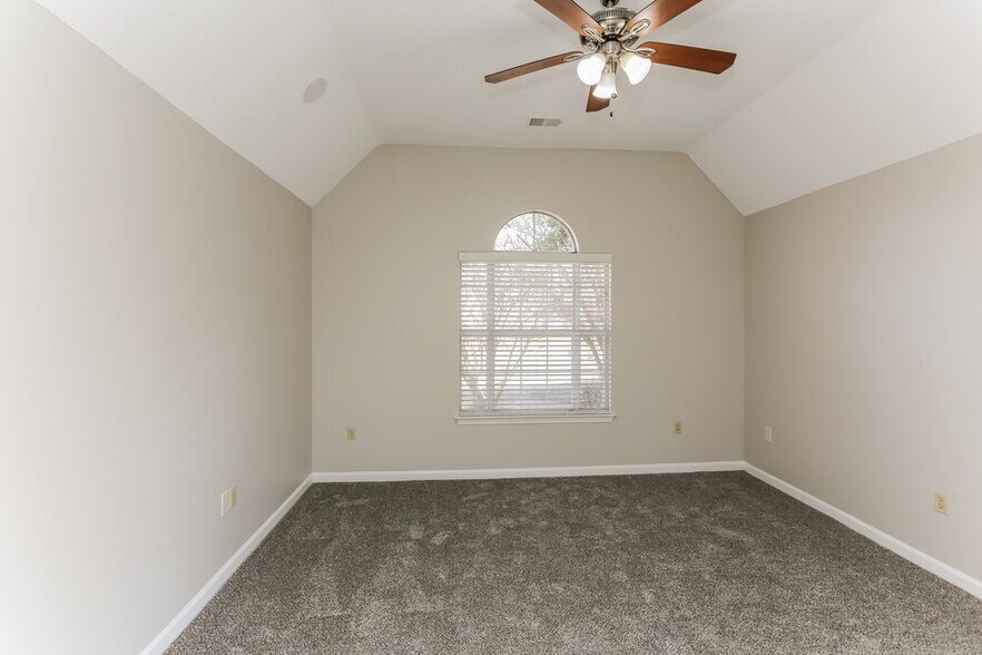 Building Photo - 6688 Ross Manor Dr