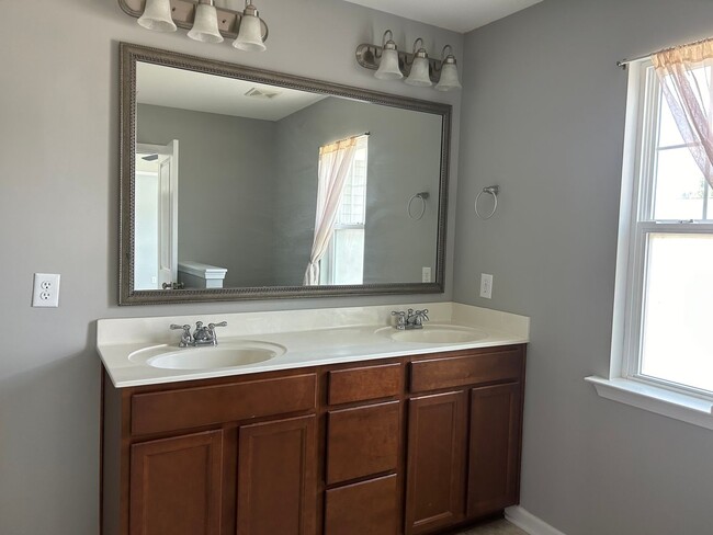 Building Photo - **HOLIDAY MOVE-IN SPECIAL: $300 OFF 1st MO...