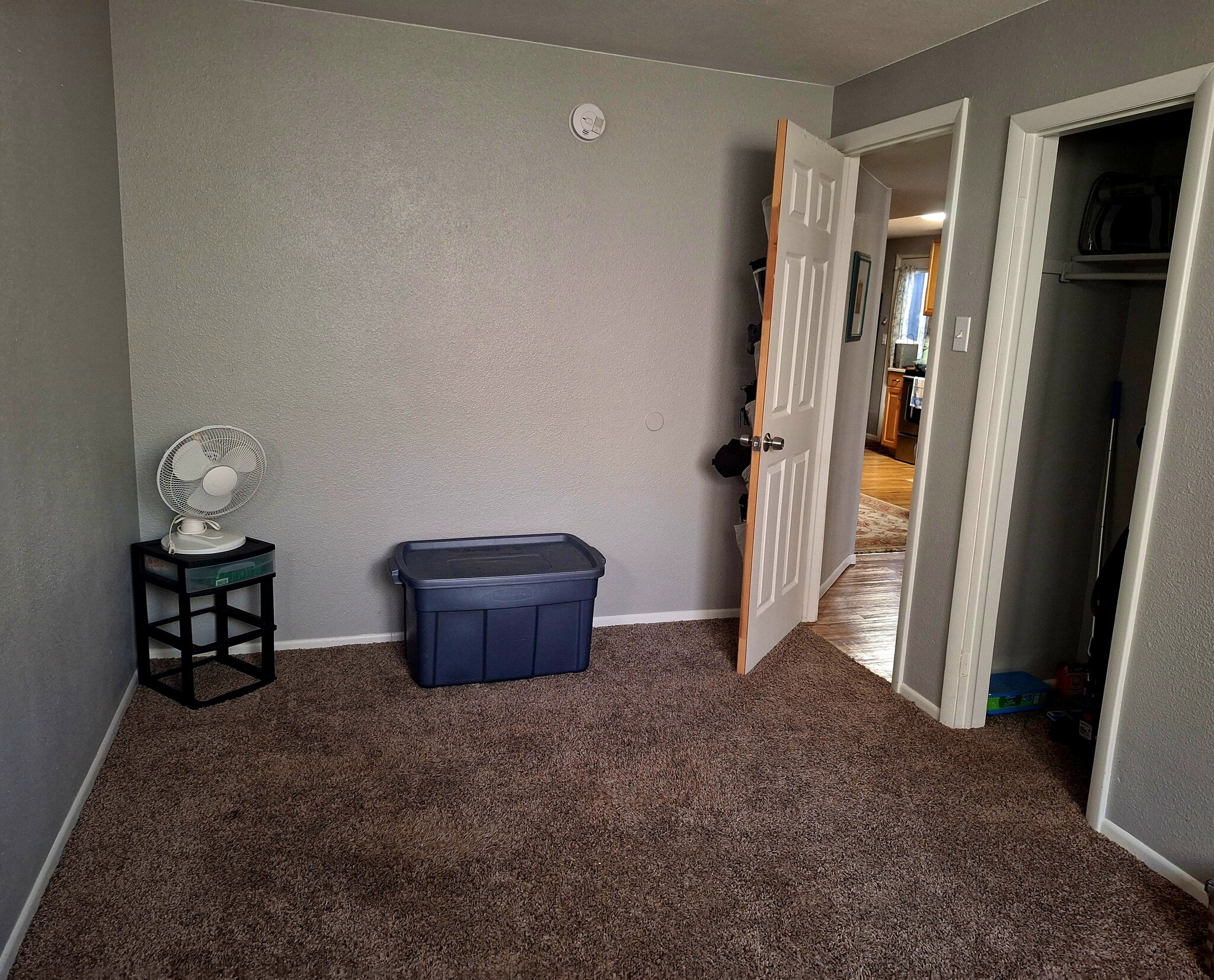 Building Photo - 1917 Oakwood Dr