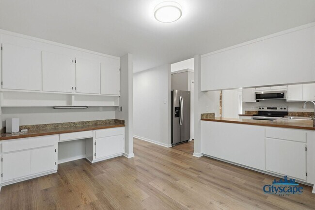 Building Photo - Swanky Brandermill Contemporary Home available NOW