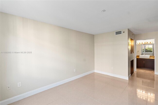 Building Photo - 19655 E Country Club Dr