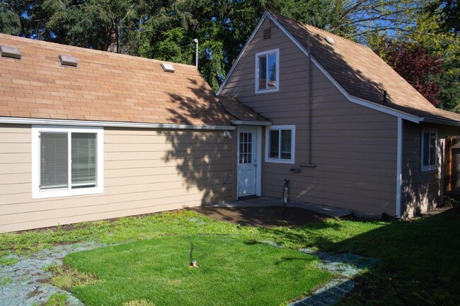 Building Photo - Cozy Three Bedroom Home in West Salem