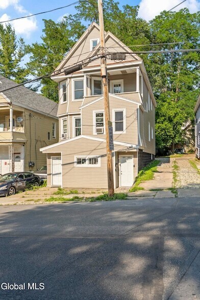 Building Photo - 635 Crane St