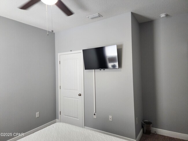Building Photo - 104 Moonraker Cir