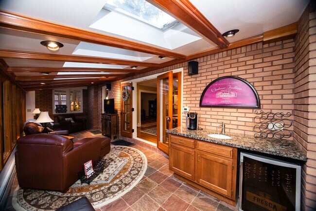 Building Photo - 2 Bedroom + Office, 3 Bath in Old Town Fort Collins