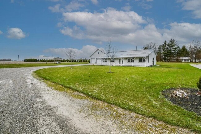 Building Photo - Single family home with BARN/SHOP - Flora, Indiana