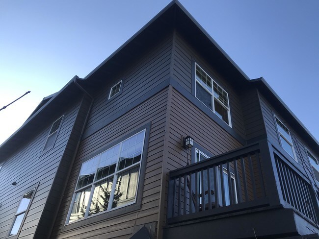 Building Photo - 1050 SW 170th Ave
