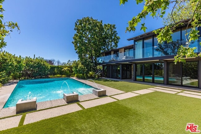 Building Photo - 400 Toyopa Dr