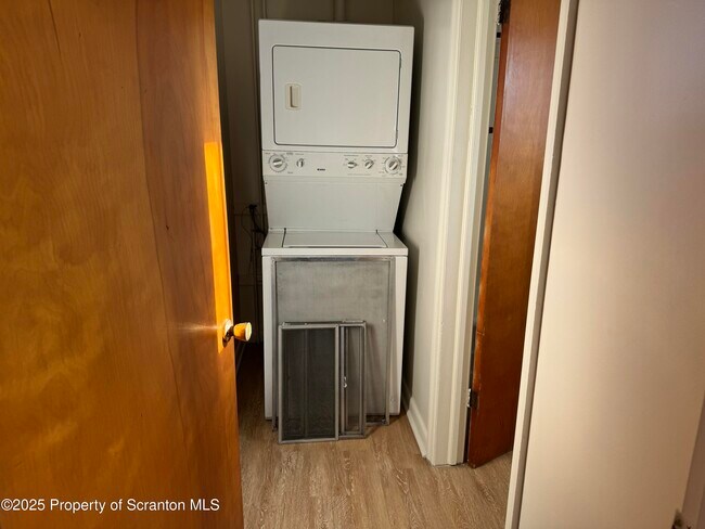 Building Photo - 901 S Webster Ave