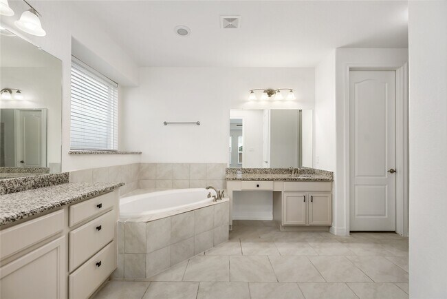 Building Photo - 2923 Golden Honey Ln