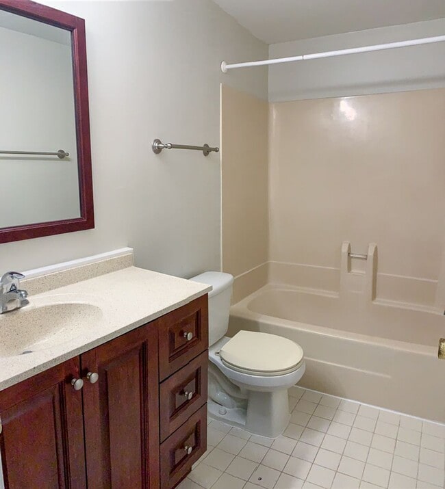 Building Photo - 2/2 Ground Floor Unit in Oakbrook Availabl...