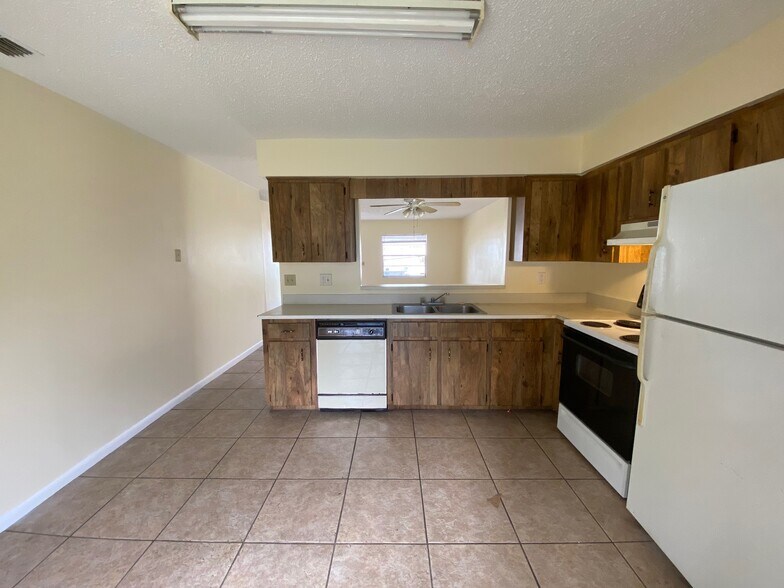 Kitchen - 1416 Peavy Ct