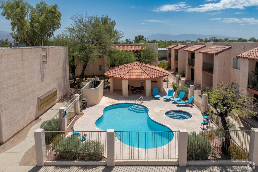 Pool and Spa - Shadow Ridge Apartments
