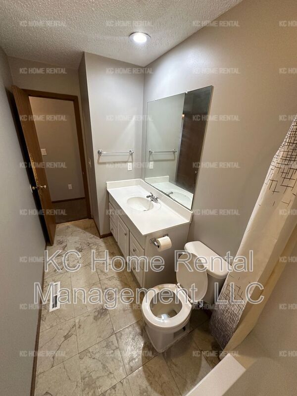 Building Photo - 502 Sky Vue Dr