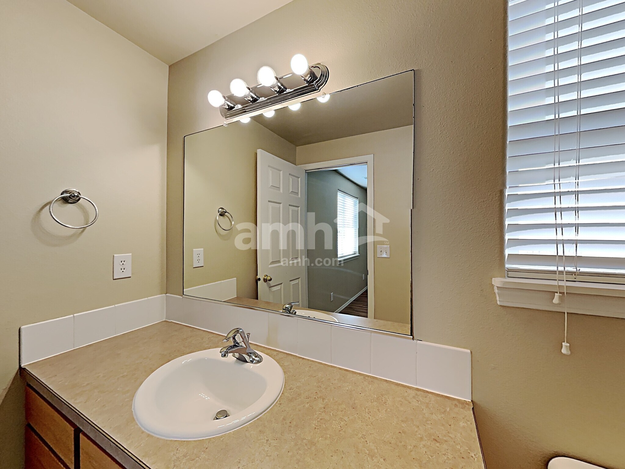 Building Photo - 1692 SW Creekside Ln