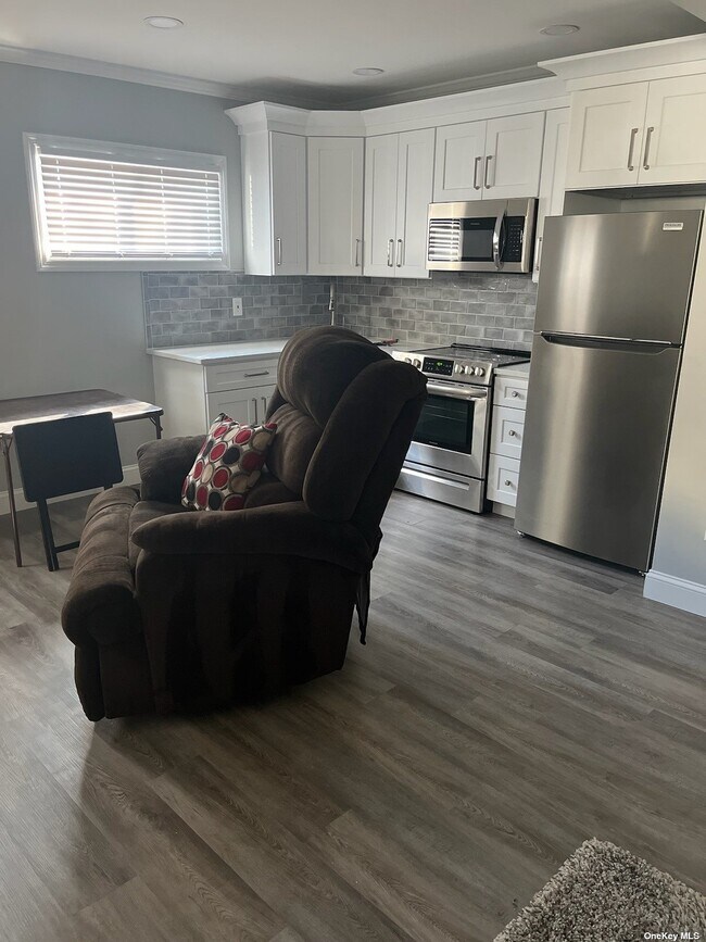 Building Photo - 67 Unqua Rd