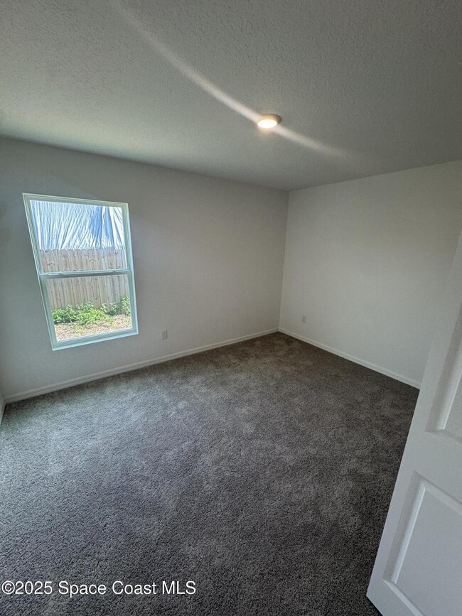 Building Photo - 520 Treemont Ave