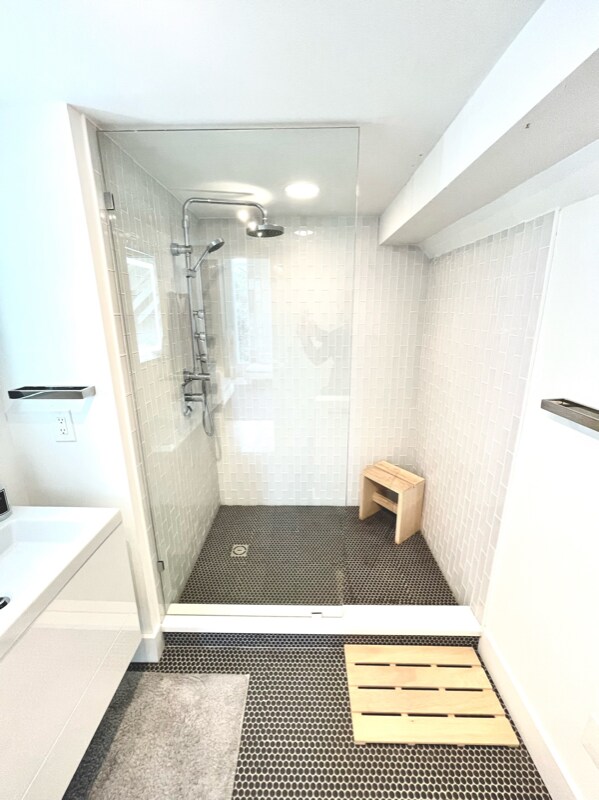 Building Photo - 110 Downtown Carriage House