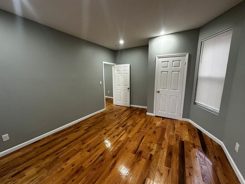 Building Photo - 2673 Bainbridge Ave